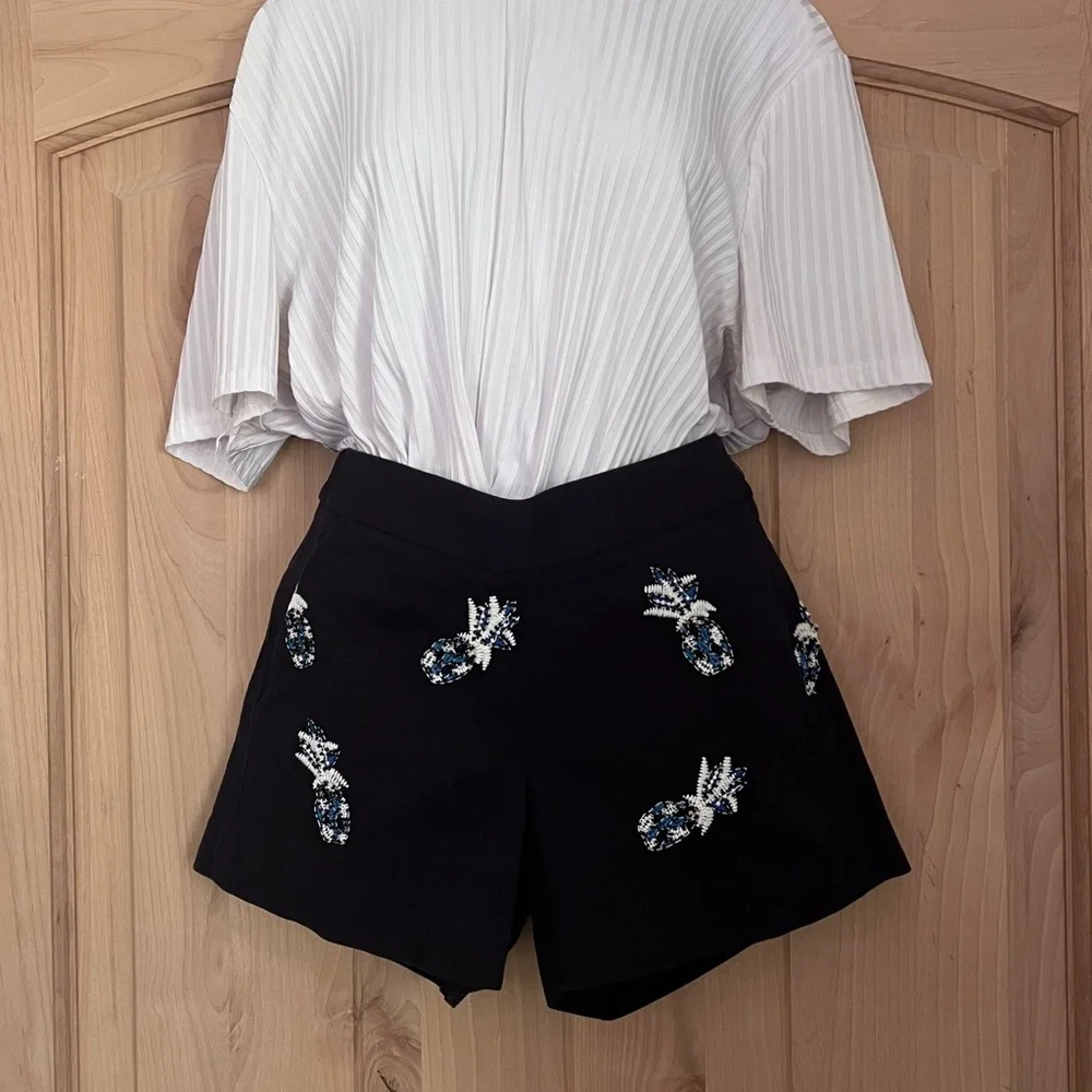 LOFT Sz 00 Navy Bermuda Shorts with Pineapple Embroidery - Picture 3 of 5